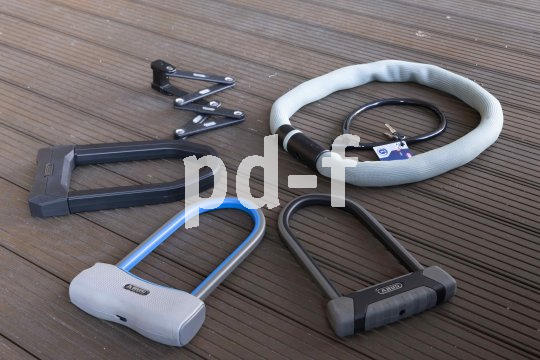 Mehrere Fahrradschlösser auf dem Boden