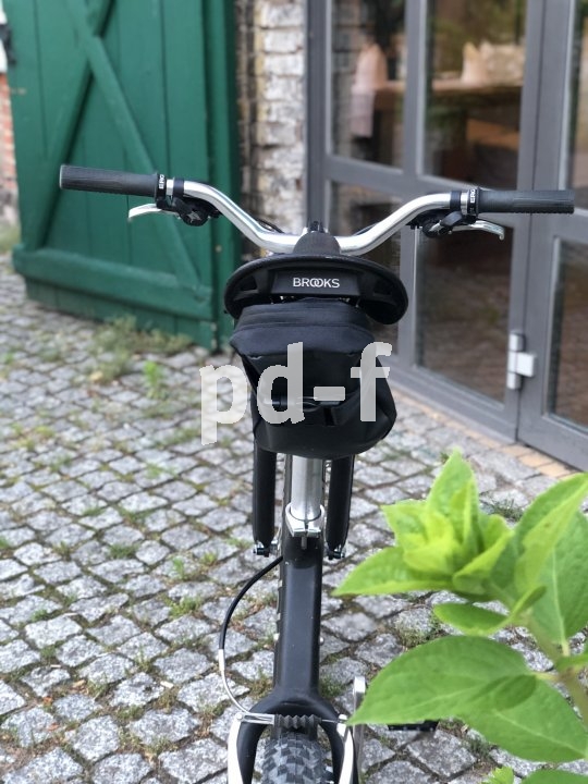 Pfiffig und schick: die Radfahrer-Handtasche "Komplize" von Accessoire-Spezialist Fahrer Berlin. Sie lässt sich am Lenker, Sattel oder Rahmenrohr befestigen, aber auch am Gürtel oder über der Schulter tragen. Material: recycelte Planen und Polyester aus recycelten PET-Flaschen.