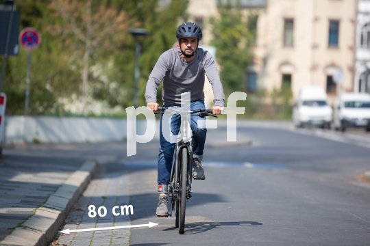 Das Rechtsfahrgebot für Radfahrer bedeutet nicht, dass der Fahrradreifen am Randstein schleifen muss. Generell gelten 80 cm Abstand zum Straßenrand als guter Wert. Besondere Bedingung wie enge Fahrbahnen oder große Gullideckel erfordern allerdings angemessene Anpassungen.