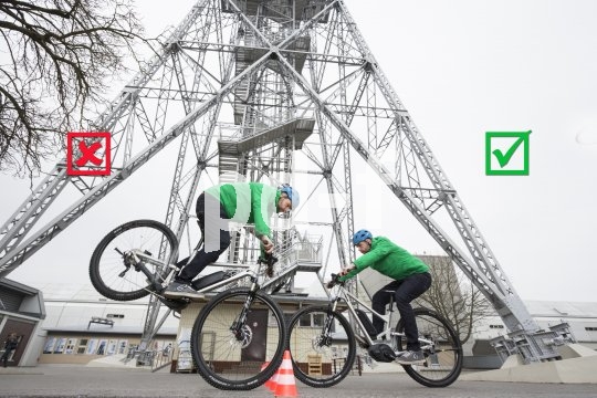 Richtiges Bremsen will gelernt sein: Wer kräftig in die Eisen geht, muss das Körpergewicht gleichzeitig nach hinten verlagern, um zu verhindern, dass das Hinterrad abhebt.