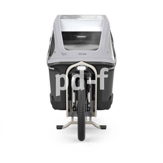 Ein Regenverdeck sorgt dafür, dass Kinder und Gepäck im Lastenrad geschützt sind. Freisteller Lastenrad