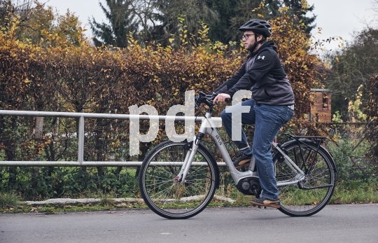 Bei korrekter Sitzhöhe bleibt das Knie selbst bei Kurbelstellung "unten" leicht gebeugt.