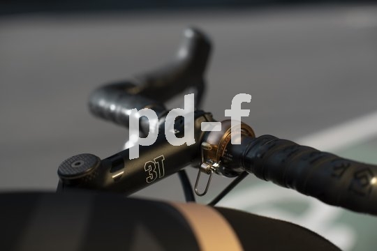 Klein und schön, und ganz schön laut: Die Fahrradklingel Oi Luxe von Knog gibt es in zwei Größen und drei Farben (silver/rose/black).