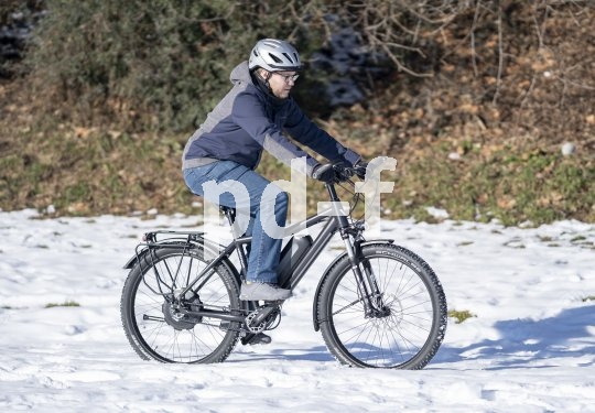 Ein Reiserad soll auch im Schnee nicht stecken bleiben. Das "Finder FD12E" von Velotraum mit E-Antrieb, Zentralgetriebe und Riemenantrieb ist solche und anderen Widrigkeiten leicht gewachsen.