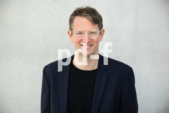 Die Bildunterschrift wird in Bälde eingefügt. Sie können uns aber gern auch per E-Mail oder Telefon kontaktieren, wir helfen gerne weiter. Porträt eines Mannes mit Brille