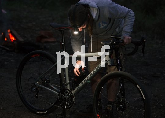 Eine Helmlampe ist ideal für das An- und Aufschließen des Rades bei Dunkelheit; das gilt erst recht für kleine Wartungsarbeiten unterwegs.