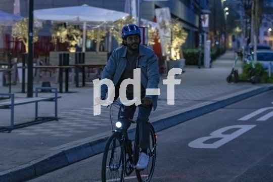 Leuchtelemente am Helm sind nach Sonnenuntergang ein echter Hingucker - und genau das sollen sie sein.