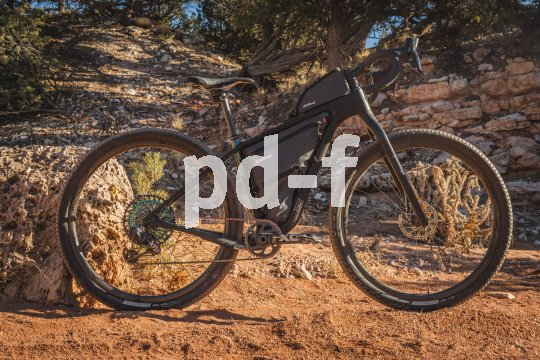 Sieht aus, als will es notfalls auch ohne Fahrer:in auf die Piste: ein Graveller im Bikepacking-Outfit für die kleine Tour.