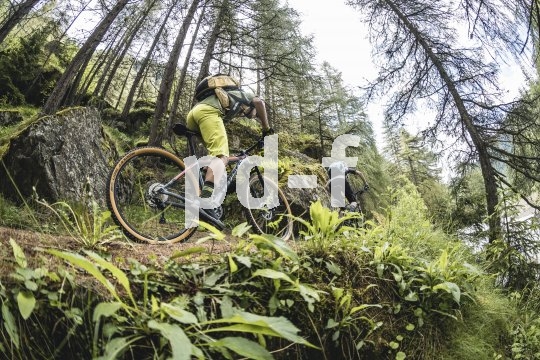 Schmale Trails mit reichlich Steigung forden volle Konzentration.