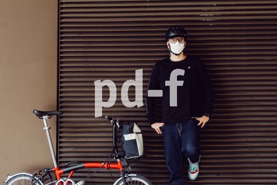 Mund-Nasen-Schutz und Fahrradhelm kommen gut miteinander aus.