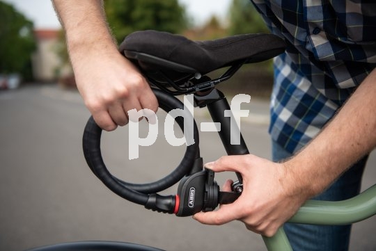 Das Schloss ist somit schnell verfügbar und auch wieder schnell befestigt zur Weiterfahrt zum nächsten Kurzstopp.