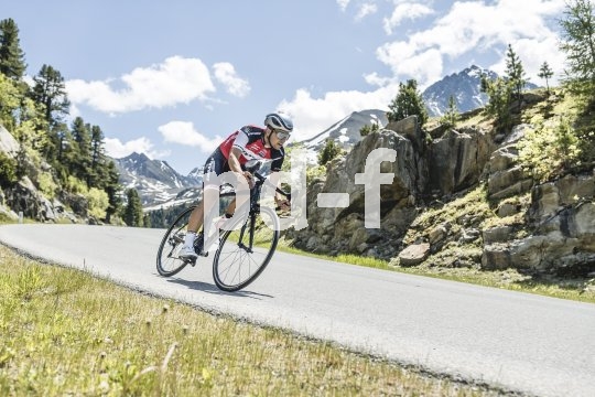 Auf dem Rennrad einen Gebirgspass zu überqueren und in die Abfahrt zu tauchen, setzt jede Menge Adrenalin frei.