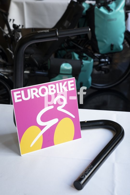 Der Fahrrad-Montageständer "Hobo Fold Flat" trägt Fahrräder bis 35 kg Gewicht, soweit sie über eine hohle Kurbelwelle verfügen. Er ist groß genug, damit man die Kurbeln frei drehen kann, lässt sich aber äußerst platzsparend zusammenklappen.