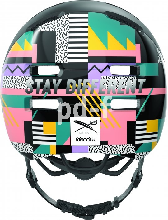 Abus nimmt mit der Modellreihe "Skurb" den Trend zum sogenannten Skaterhelm auf: klare Linien, mehr Material, größere Umschließung des Kopfes. Und mehr Platz für Design, z.B. von Iriedaily.