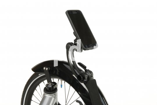 Der Liegeradspezialist HP Velotech bietet Packtaschenhalterungen für seine Trikes an, aber auch Smartphone- und Getränkehalterungen sind neu im Programm. Hier der Smartphonehalter auf dem rechten Vorderrad.