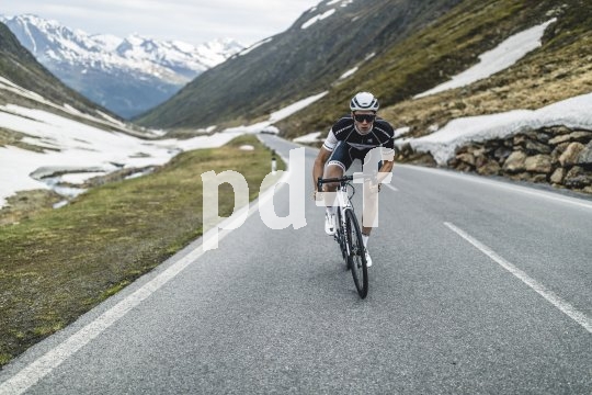 Passfahrten im Gebirge sind Ausdauerprüfungen. Wer zu schnell beginnt, zahlt dafür.