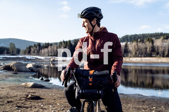 Gepäckrollen für die Montage am Lenker sind ein Muss bei Touren im Bikepacking-Modus.