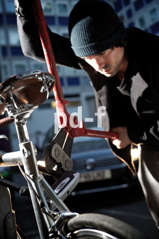 Das wird nichts! Schlössern dieser Güte muss man schon mit einem Winkelschleifer zu Leibe rücken, um etwas zu erreichen. Mit dem Bolzenschneider knackt man nur einfache Schlossbügel.