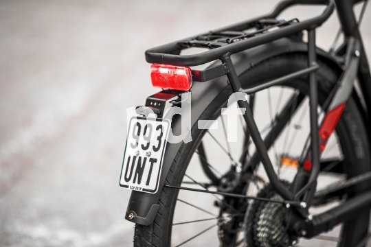 Detailaufnahme des Kennzeichens am hinteren Gepäckträger eines S-Pedelecs.