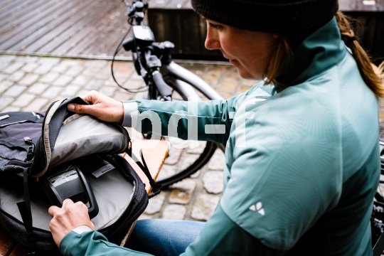 Wer mit dem E-Mountainbike auf längere Tour geht, hat gern einen zweiten Akku dabei. Speziell dafür bietet Vaude das Rucksack-Modell "eBracket 28" an: Extrafach für Akku plus Ladegerät, angepasster Schnitt, viel Bewegungsfreiheit.