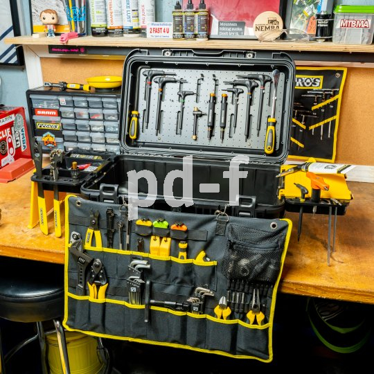 Ein geöffneter Werkzeugkoffer auf einer Werkbank.