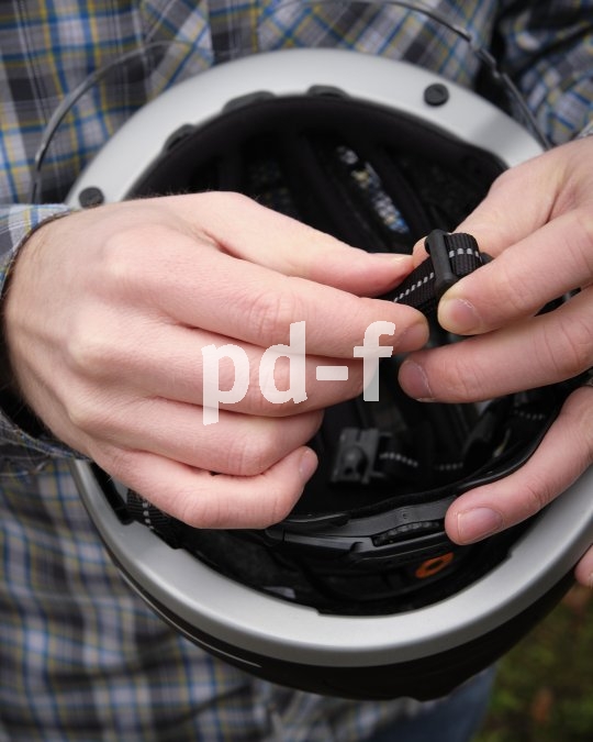 Helm tragen ist auch Einstellungssache, stimmt schon. Denn wenn die Riemchen nicht richtig eingestellt sind, wackelt der Helm und die Riemen scheuern an Hals und Ohren.