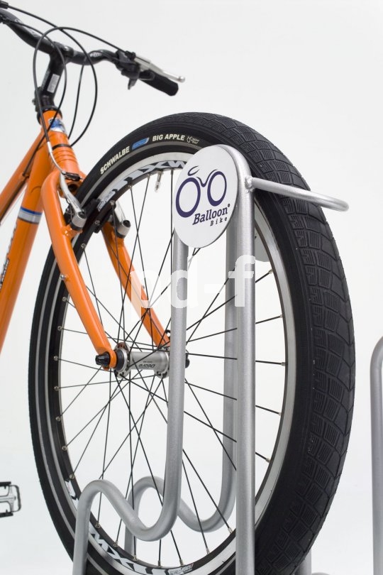 Auf voluminöse Ballonreifen zugeschnitten ist diese Abstellanlage. Sogar ein Schild ist vorhanden, das auf die besondere Eignung hinweist.