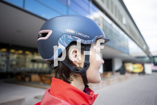 Frau mit Fahrradhelm