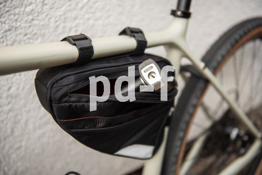 Eine passende und nach Bedarf am Rad fixierbare Tasche für das Schloss hat vor allem für sportliche Räder viele Vorteile.