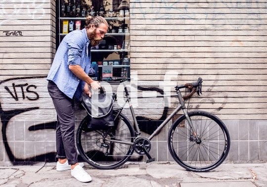 Eine gute Einkaufstasche für das Fahrrad lässt sich schnell abnehmen und wieder einhängen. Und für die Zeit dazwischen sollte sie über einen bequemen Tragegurt verfügen.