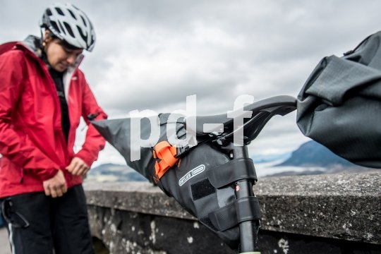 Mit dem Mountainbike auf Reisen? Wer nur ein paar Tage unterwegs ist, muss nicht einmal einen Gepäckträger montieren. Mit den richtigen Taschen geht es auch so.