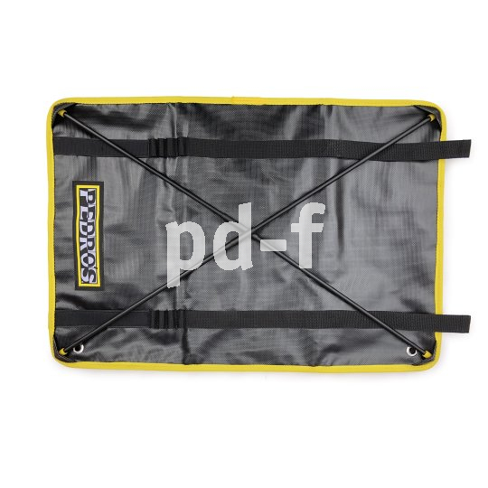 Die Werkzeuge des Master Tool Kit 4.0 von Pedro's (beziehbar über Cosmic Sports) können gesondert in einer zusammenrollbaren Hängeablage platziert werden. Freisteller einer geöffneten Werkzeughängeablage.