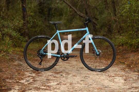 Das ?Preambel" von Surly ist ein Allzweckfahrrad, das wahlweise mit flachem Lenker oder Rennradlenker erhältlich ist. Je nach Ausstattung lässt es sich sowohl als Communter-Bike für den täglichen Arbeitsweg als auch als Gravelbike für sportliche Wochenendtouren nutzen.