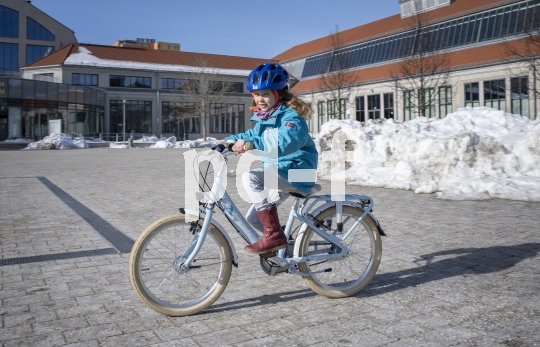 Ein klassisches Kinderrad mit StVZO-Vollausstattung für die Straße, für Kinder ab etwa Schulanfang: das Modell "Skyride 20-3 Alu light" von Puky.