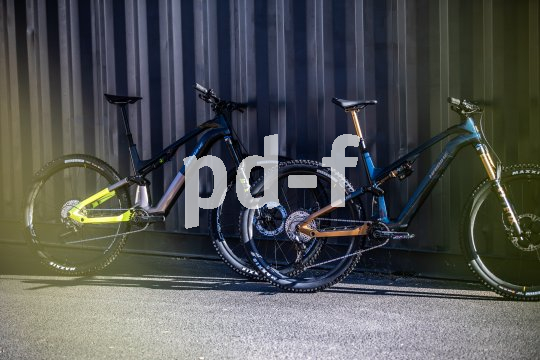 Die Bildunterschrift wird in Bälde eingefügt. Sie können uns aber gern auch per E-Mail oder Telefon kontaktieren, wir helfen gerne weiter. Zwei E-Mountainbikes lehnen an einer Metallwand.