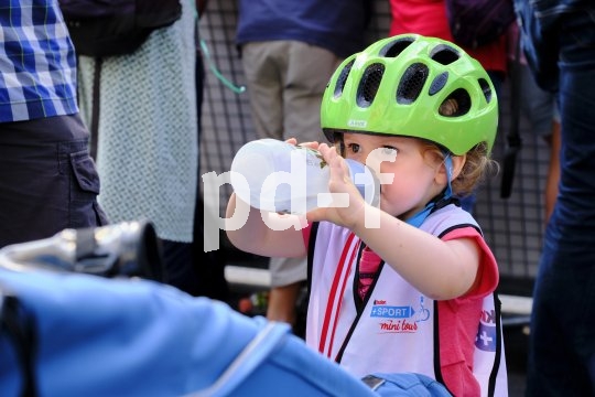 Stärkung muss sein. Auch kleine Rennfahrer bekommen Durst.