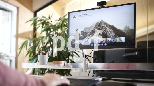 Die Bildunterschrift wird in Bälde eingefügt. Sie können uns aber gern auch per E-Mail oder Telefon kontaktieren, wir helfen gerne weiter. Ein Computerbildschirm in einem Büro, darauf ein Bergpanorama und das Firmenlogo von Vaude