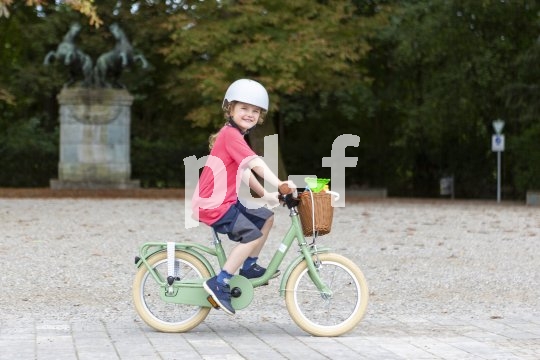 Ein Cargobike für die Kleinsten: Das "Steel Classic 16" von Puky ist mit Lenkerkörbchen und Gepäckgummi gut für erste Transportaufgaben vorbereitet.