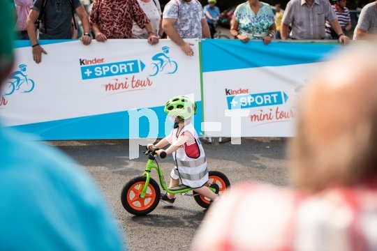 Die Unterstützung, die sonst nur Radprofis erleben, dürfen die Nachwuchsfahrer bei einem Laufradrennen genießen.