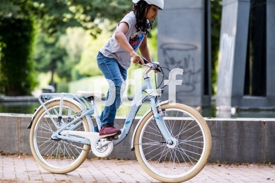 Die Bildunterschrift wird in Bälde eingefügt. Sie können uns aber gern auch per E-Mail oder Telefon kontaktieren, wir helfen gerne weiter. Ein Kind fährt im Stehen Fahrrad.