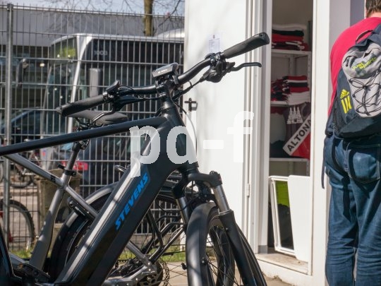 Das Stadion von Altona 93 hat einen Radständer direkt neben dem Fanshop im Stadioninnenraum.