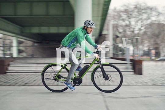 Immer jüngere Menschen finden Gefallen am E-Bike als Stadtrad. An sie richteet sich etwa das "Roadster" von Riese & Müller, das mit sportlicher Sitzposition und agiler Fahrdynamik sichtbar Spaß bereitet.