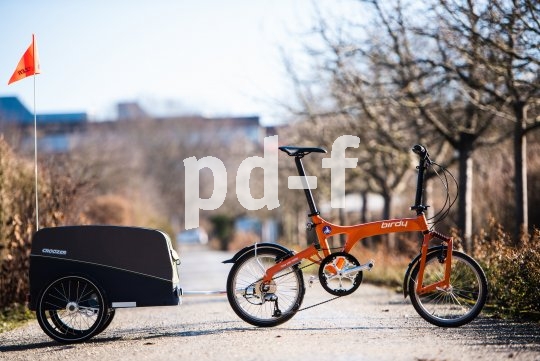 Bei Zugfahrrädern mit kleinen Laufrädern machen kürzere Deichseln das Gespann manovrierfähiger. Hersteller Croozer bietet ein entsprechendes Zubehörteil an.