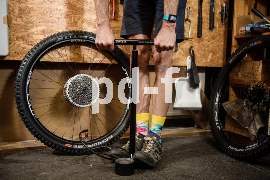 Abschließend pumpt man den Reifen auf den gewünschten Luftdruck auf. Orientierung hierbei liefert einerseits die Aufschrift auf der Reifenflanke, die Mini- und Maximaldruck vorgibt. Noch einfacher wird es mit dem ?Pressure Prof?, der online unter https://www.schwalbe.com/de/pressureprof abzurufen ist.