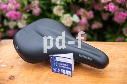 Dieser mehrschichtig aufgebaute Sattel hat eine polsternde Zwischenschicht, wie sie auch im Laufschuh genutzt wird.