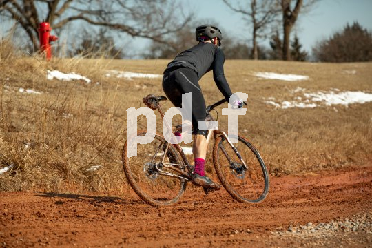 Nicht das richtige Gelände für ein Rennrad? Nicht im Straßenrad-Outfit, aber für ein Gravelbike durchaus.