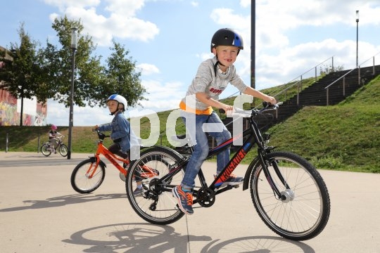 Die ersten selbstständigen Pedalumdrehungen machen noch mehr Spaß, wenn Freundinnen und Freunde auch dabei sind. Mit ein bisschen Platz lassen sich viele Geschicklichkeitsübungen durchführen, die spielerisch Fahrsicherheit vermitteln.