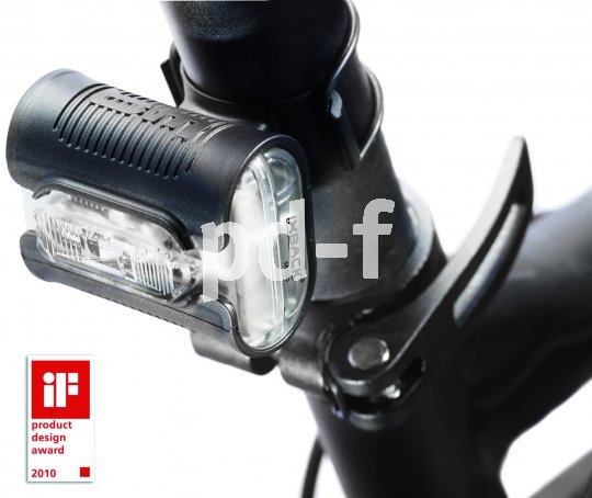 Diese Akkuleuchte strahlt auch nach den Seiten ab. Wer sie nachts am Rad hat, wird nicht so leicht übersehen.