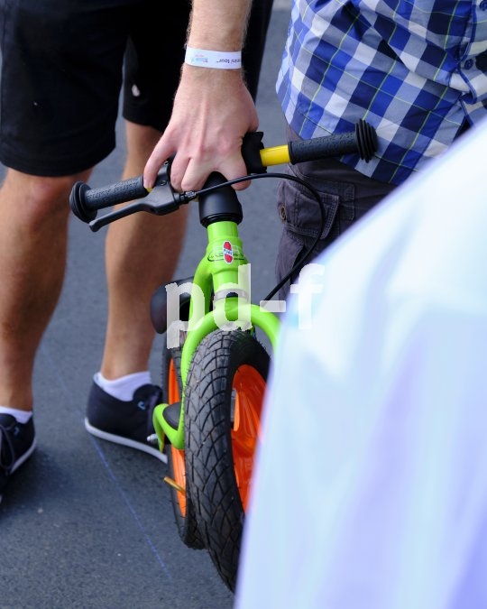 Praktisch am Laufrad: Man kann es einfach mit einer Hand tragen.