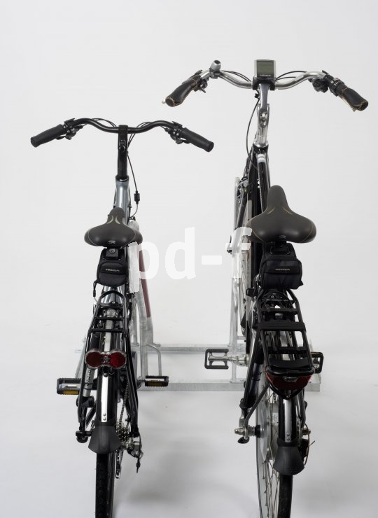 Unterschiedlich hoch angebrachte Stellplätze sorgen dafür, dass sie sich Lenker beim Aus- und Einparken nicht in die Quere kommen.